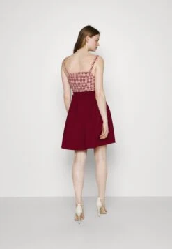 Wal G Zara Pleated Skater Skirt - Jupe Trapèze - Berry Wine -Wal Mode Promos Soldes Boutique 229472d8bef2453d9d23a5691eaac66a