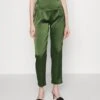 Wal G Peppa High Waisted Trouser - Pantalon Classique - Dark Khaki