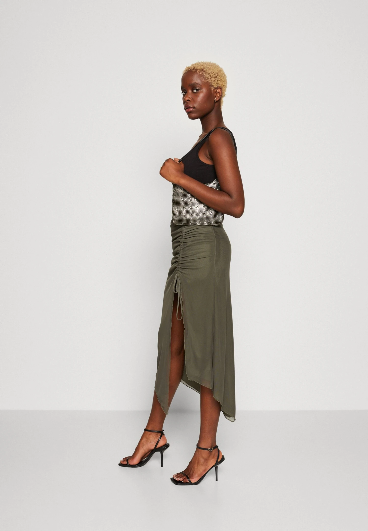 Wal G Roro Midi Skirt - Jupe Crayon - Khaki Green 2 Wal G Roro Midi Skirt - Jupe Crayon - Khaki Green – Image 2
