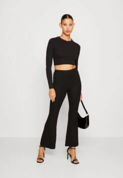 Wal G Roza Back Detail Crop - T-Shirt À Manches Longues - Black -Wal Mode Promos Soldes Boutique 35b95bafe4f04088bdfbffb16ffbbfd9