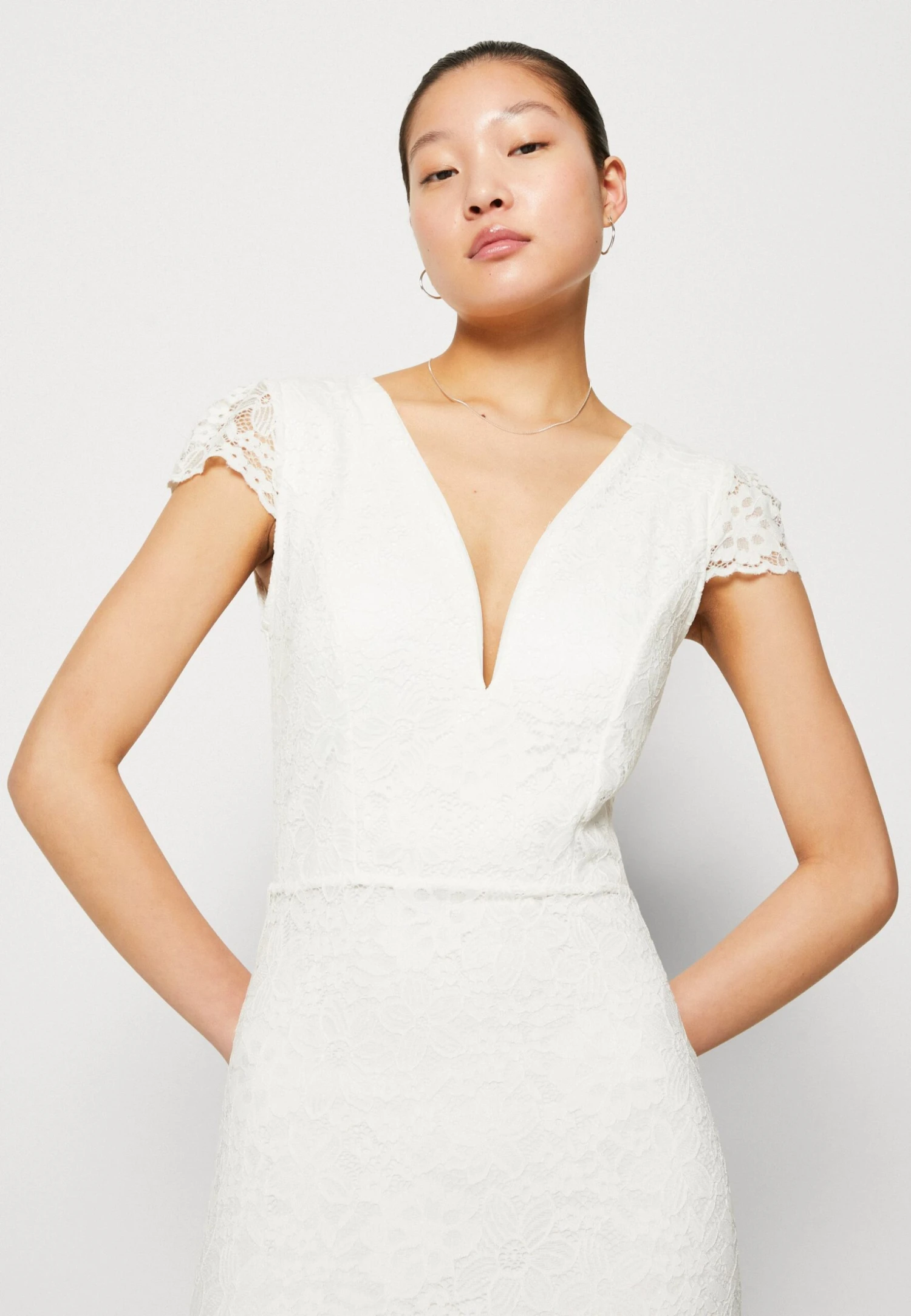 Wal G Wedding First Dance V Neck Maxi - Robe De Cocktail - White 4 Wal G Wedding First Dance V Neck Maxi - Robe De Cocktail - White – Image 4