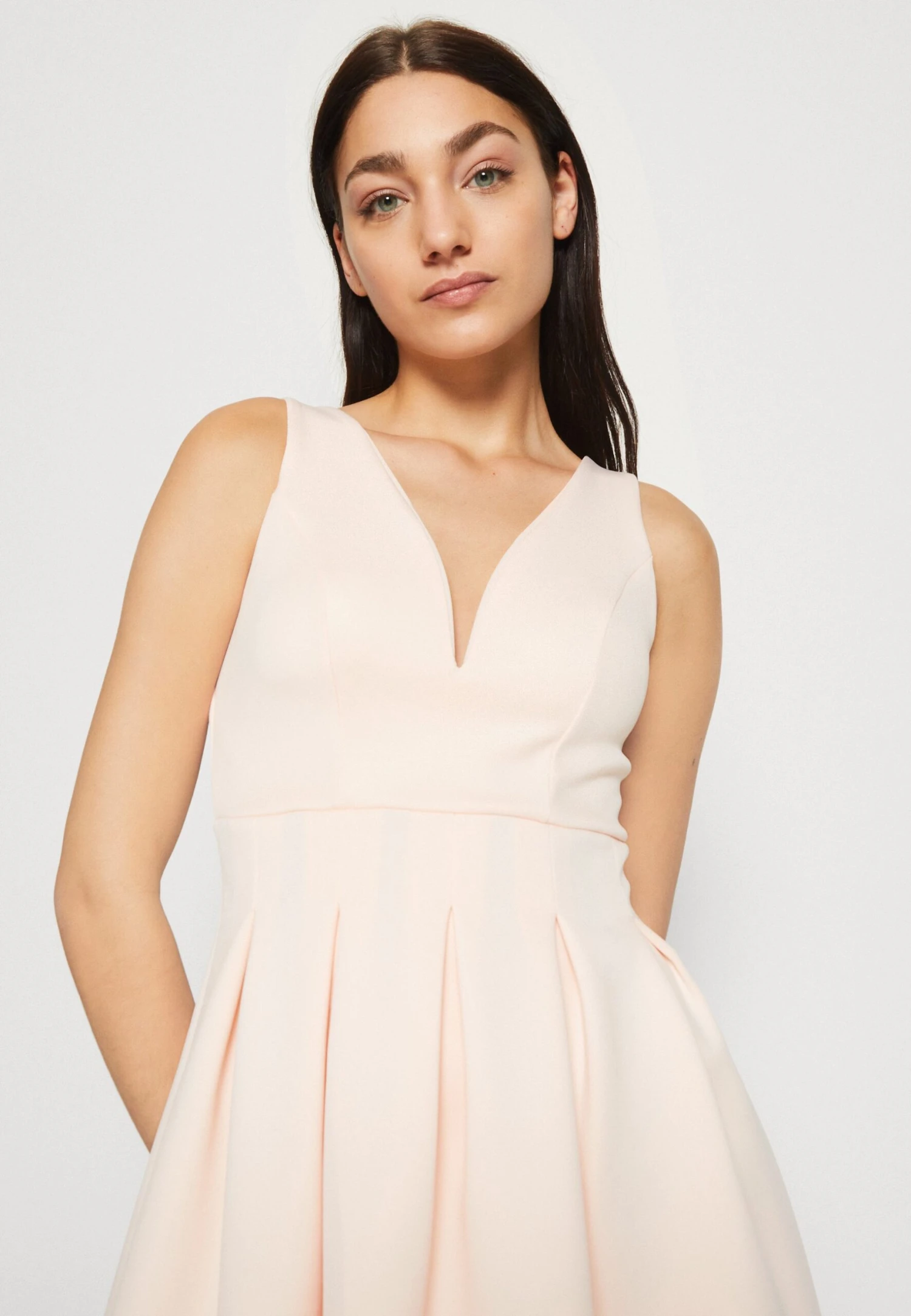 Wal G Wedding Lila V Neck Skater - Robe De Soirée - Peach 6 Wal G Wedding Lila V Neck Skater - Robe De Soirée - Peach – Image 6