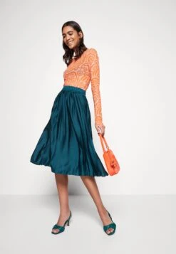 Wal G Penny Pleat Skirt - Jupe Plissée - Emerald Green -Wal Mode Promos Soldes Boutique 6e514e611021441c98cc98bddcfb009f