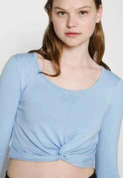 Wal G Karina Tie Top - T-Shirt À Manches Longues - Dusty Blue -Wal Mode Promos Soldes Boutique 6fa3525d6f4e4fab9cf985a1d235a40b