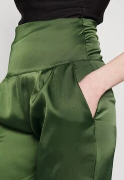 Wal G Peppa High Waisted Trouser - Pantalon Classique - Dark Khaki -Wal Mode Promos Soldes Boutique 797f82a3f6b14fddb6955bf9153a1320