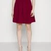 Wal G Zara Pleated Skater Skirt - Jupe Trapèze - Berry Wine