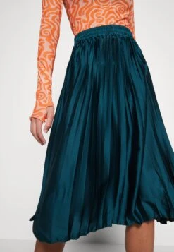 Wal G Penny Pleat Skirt - Jupe Plissée - Emerald Green -Wal Mode Promos Soldes Boutique 8819c204d90e4c999b2e6c72d18bd2e1