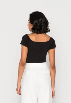 Wal G Hallieoff The Shoulder Body Suit - T-Shirt Basique - Black -Wal Mode Promos Soldes Boutique ade19a8aa0bc470184051238c5c97050