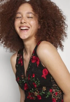 Wal G Embroidered Lace Maxi - Robe De Soirée - Black/Red -Wal Mode Promos Soldes Boutique b86f3a8e294d40f5b793d48a672ba89c