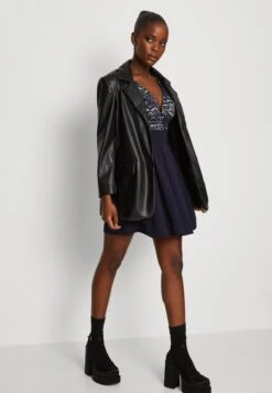 Wal G Belle V Neck Skater Dress - Robe De Soirée - Navy/White -Wal Mode Promos Soldes Boutique bf6b978f681f4b4ab6575a2b50bab67a