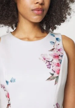 Wal G Wgxzl Wedding - Brigitta Round Neck Maxi Dress - Robe De Cocktail - White -Wal Mode Promos Soldes Boutique c39970b126454f1e8b091fa9437576d7