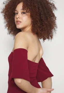 Wal G Renvi Off Shoulder Skater - Robe De Soirée - Berry Wine -Wal Mode Promos Soldes Boutique de952ee7795740f0a912607c308bc202