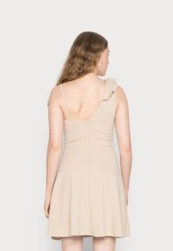 Wal G Jolene Asymmetric Skater Dress - Robe En Jersey - Beige -Wal Mode Promos Soldes Boutique f0d4dce2a0424e00b6268eb0e575b529