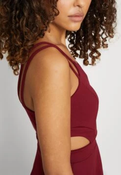 Wal G Milly Strap Skater - Robe En Jersey - Wine -Wal Mode Promos Soldes Boutique f802a37e53904700afda95368c490576