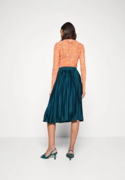 Wal G Penny Pleat Skirt - Jupe Plissée - Emerald Green -Wal Mode Promos Soldes Boutique fafd0945b0b34fcf93fc98eea0adac72