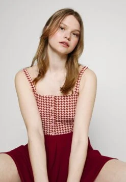 Wal G Zara Pleated Skater Skirt - Jupe Trapèze - Berry Wine -Wal Mode Promos Soldes Boutique fcdcb8591e11492a9345b305c071a6e1