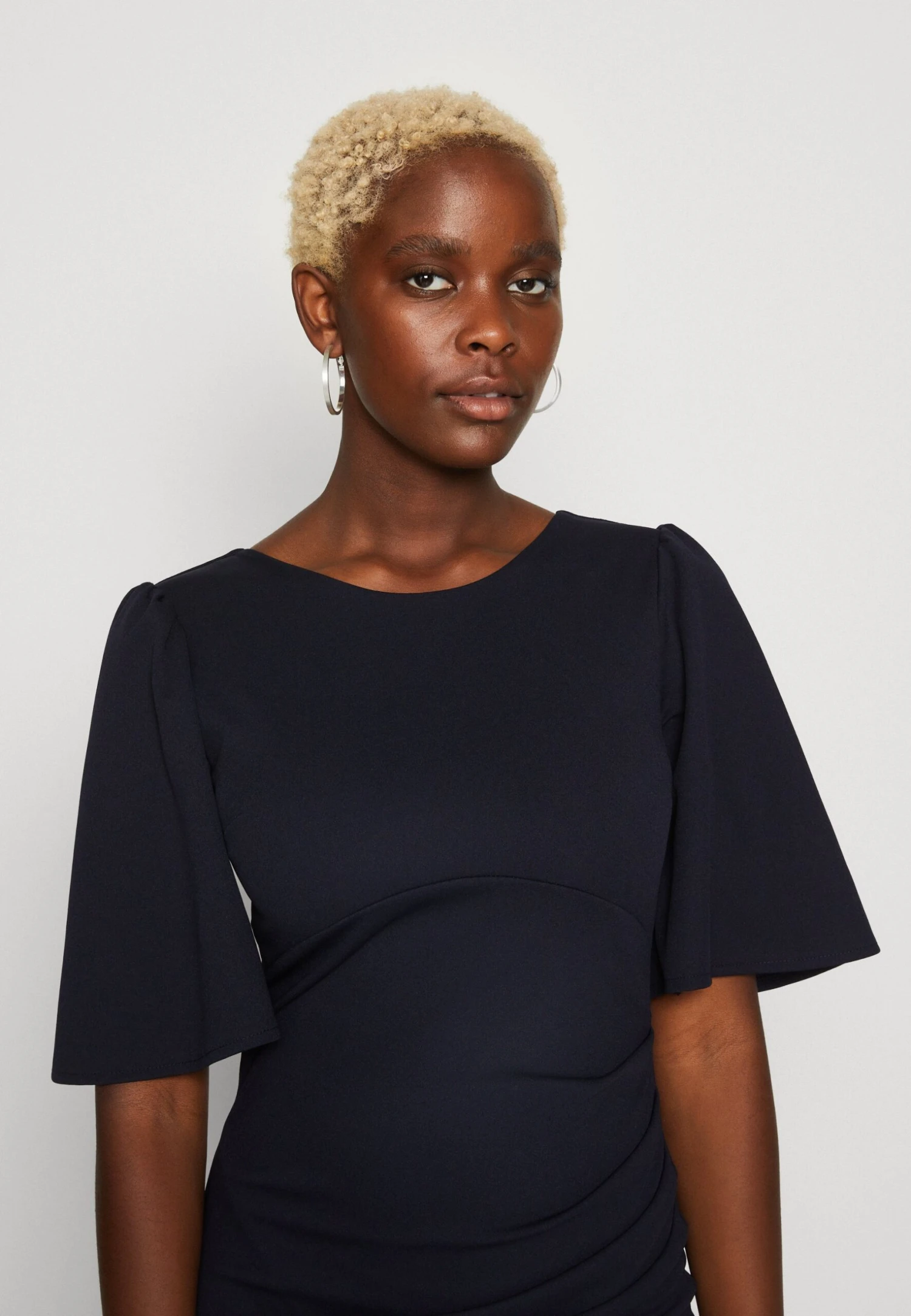 Wal G Puff Sleeve Midi Dress - Robe Fourreau - Navy Blue 4 Wal G Puff Sleeve Midi Dress - Robe Fourreau - Navy Blue – Image 4